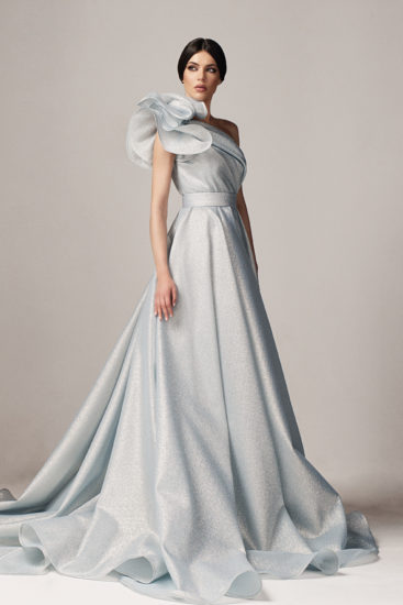 Rochie eleganta de seara albastru deschis de lux intr-un design asimetric cu volanase diafane Ana Radu