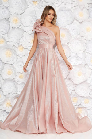 Rochie eleganta de seara roz pudra de lux intr-un design asimetric cu volanase diafane Ana Radu