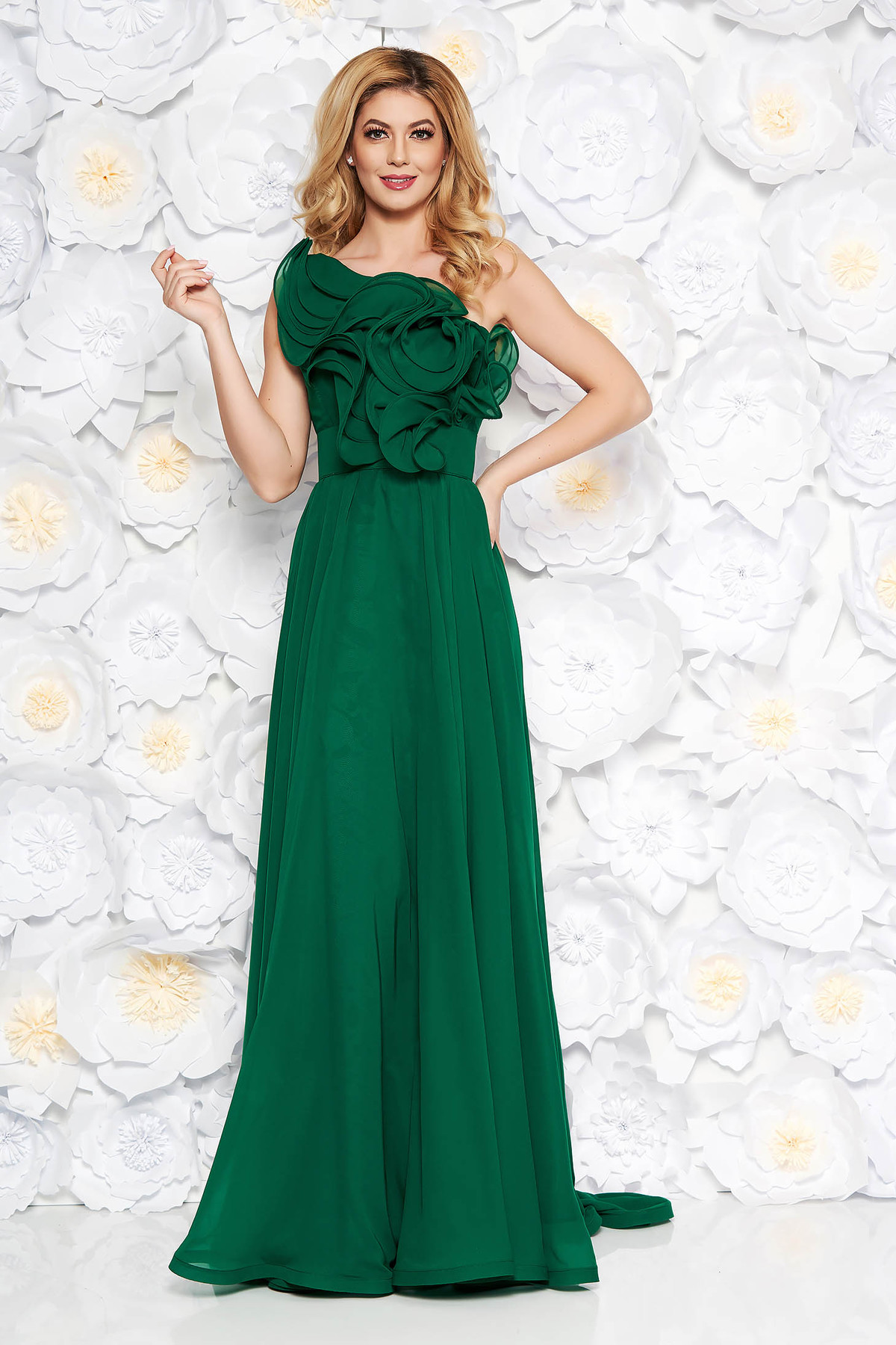Rochie de seara verde eleganta de lux din voal diafan accesorizata cu volanase Ana Radu