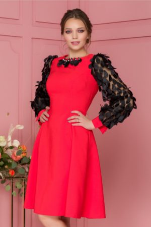 Rochie de seara rosie eleganta cu maneci lungi accesorizate cu decupaje LaDonna