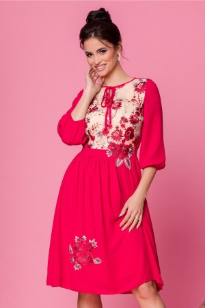 Rochie de seara rosie cu bej accesorizata cu broderie florala LaDonna