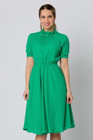 Rochie midi verde de nunta cu fusta in clos accesorizata cu perlute la guler LaDonna
